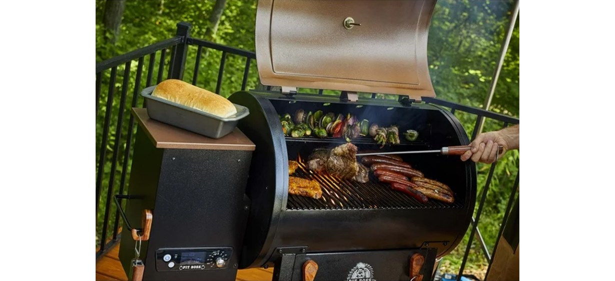 Pit Boss 700 Classic Wood Fired Pellet Grill with Flamebroiler