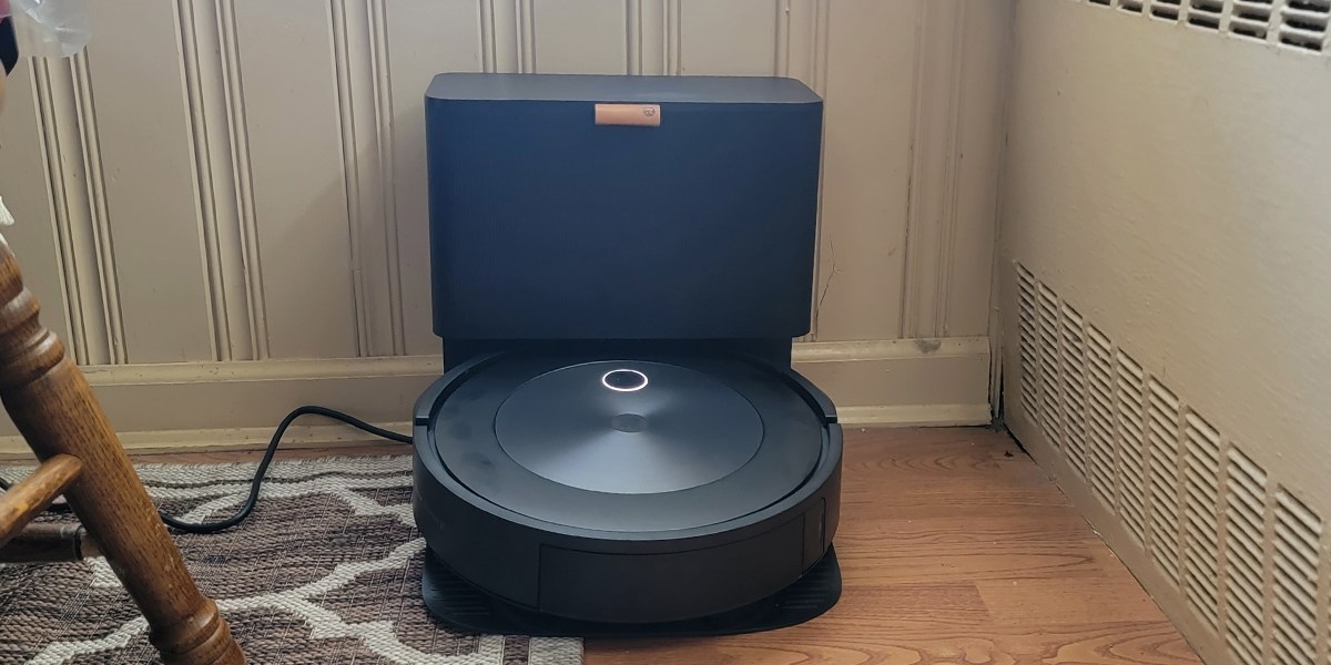 Roomba Combo j7+ on battery charger Roomba Combo j7+ on battery charger