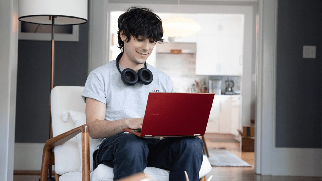 Using Bose Headphones 700 in the living room while working on a computer Using Bose Headphones 700 in the living room while working on a computer