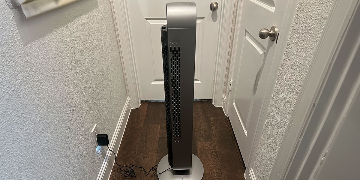 Side view of Dreo Pilot Max S in hallway Side view of Dreo Pilot Max S in hallway