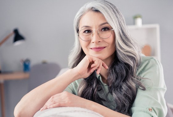 What does purple shampoo do for gray hair?