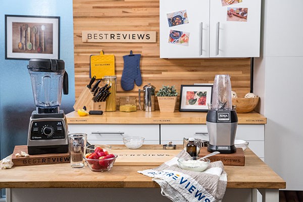 https://cdn15.bestreviews.com/images/v4desktop/image-full-page-600x400/05-reviews-on-countertop-blenders-1da2f1.jpg?p=w900