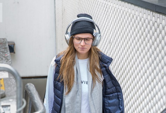 Headset vs. headphones