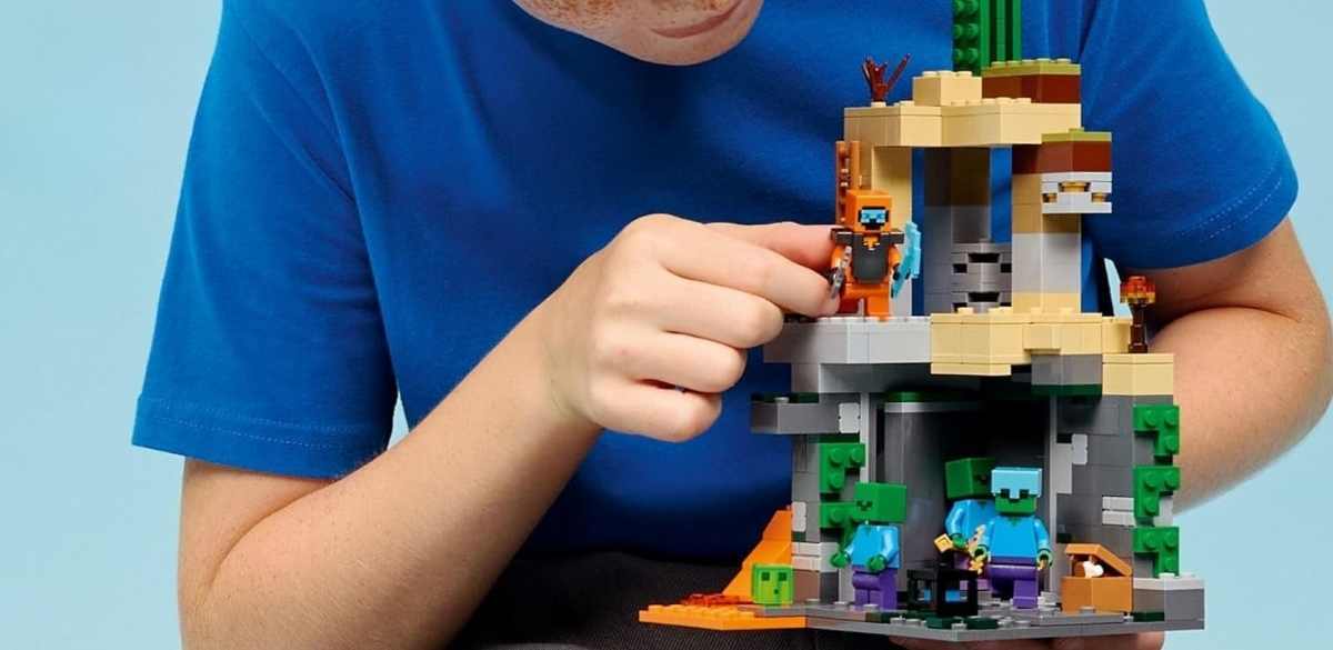 LEGO Minecraft Zombie Dungeon Building