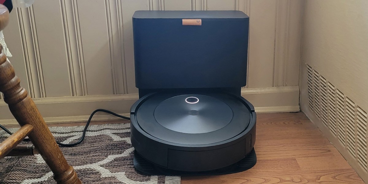 Roomba j7+ on charging dock