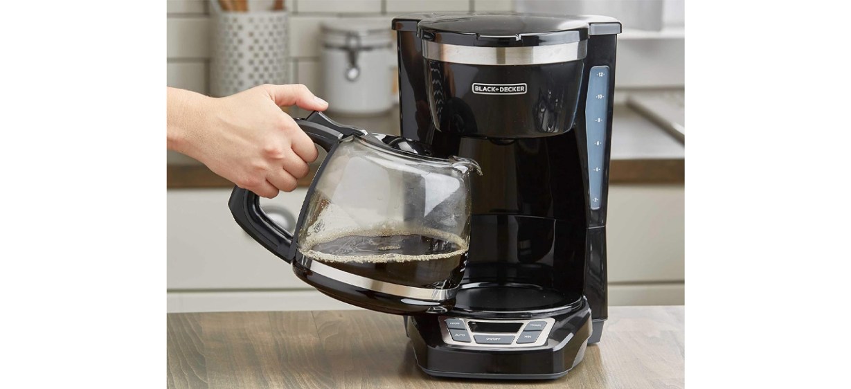 https://cdn15.bestreviews.com/images/v4desktop/image-full-page-cb/black-decker-12-cup-programmable-coffee-maker-best-programmable-coffee-makers.jpg?p=w1228