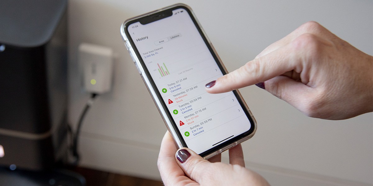Person uses Roomba i3+ EVO's